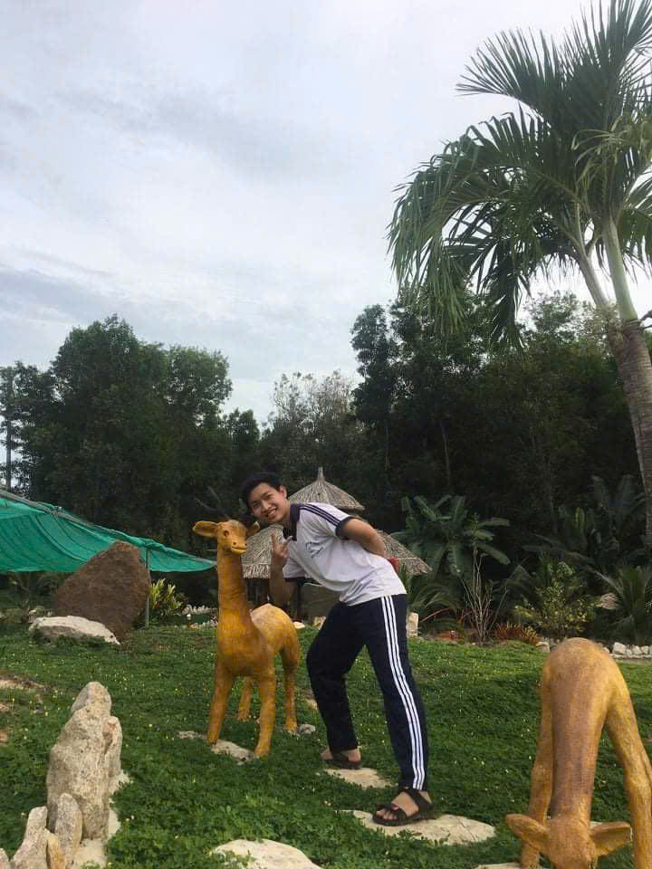Selfie với tượng hươu